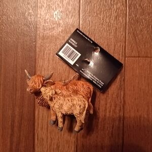 Add a touch of rustic charm to your tree with this detailed Highland Cow ORNAMEN